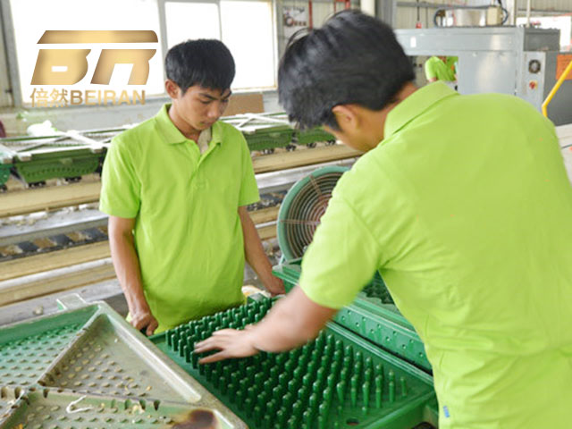 工廠實景拍攝清理模具圖 工廠實景拍攝清理模具圖